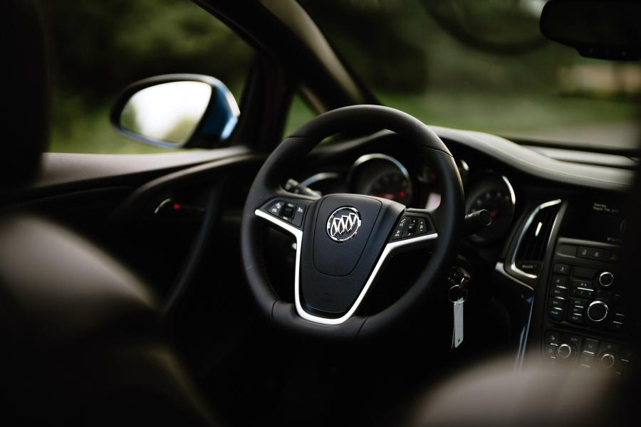 Интерьер Buick Cascada Sport Touring 2017 года  (фото 3 из 3)